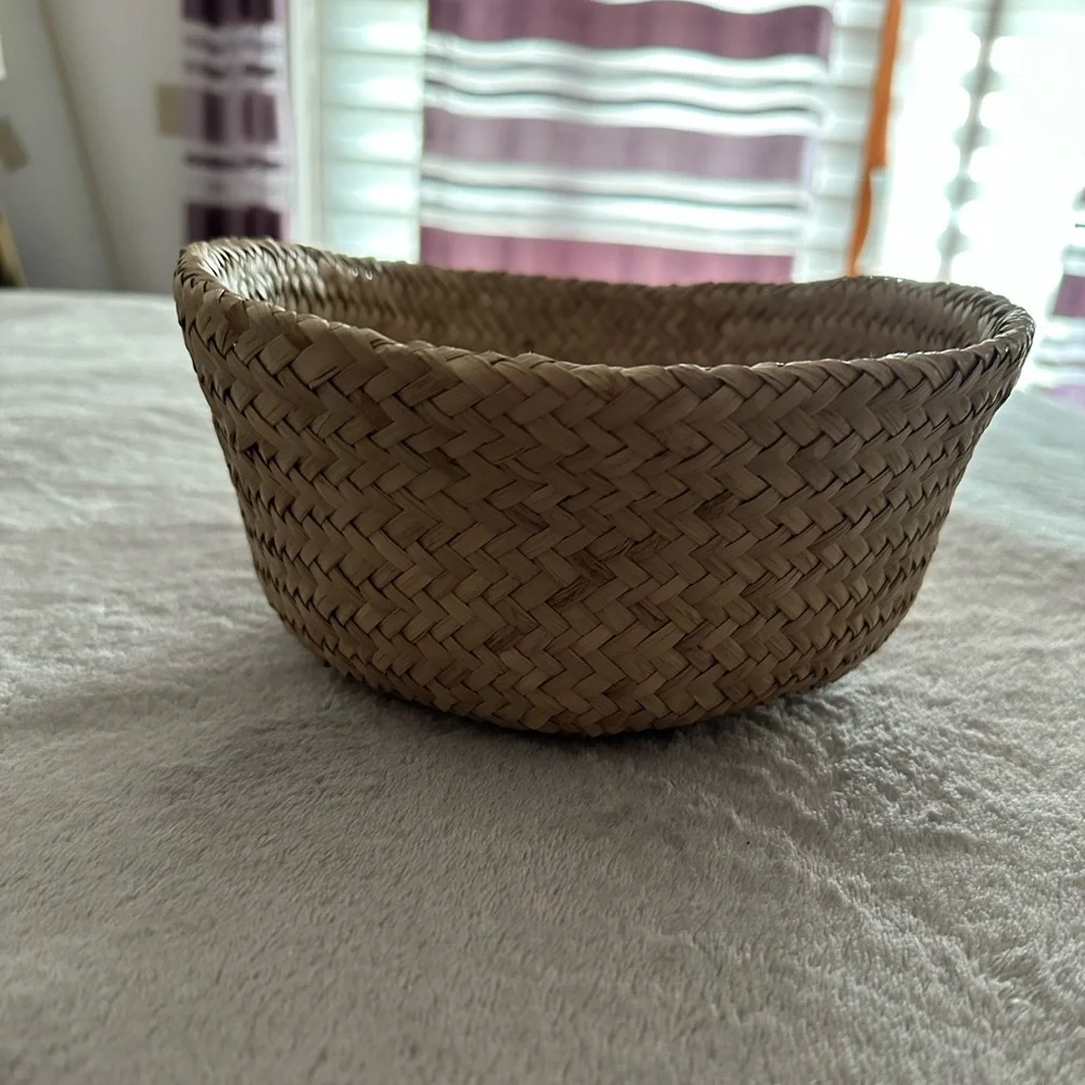 N/A woven basket